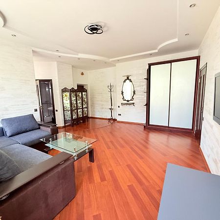Светлая Квартира Appartamento Odessa Esterno foto