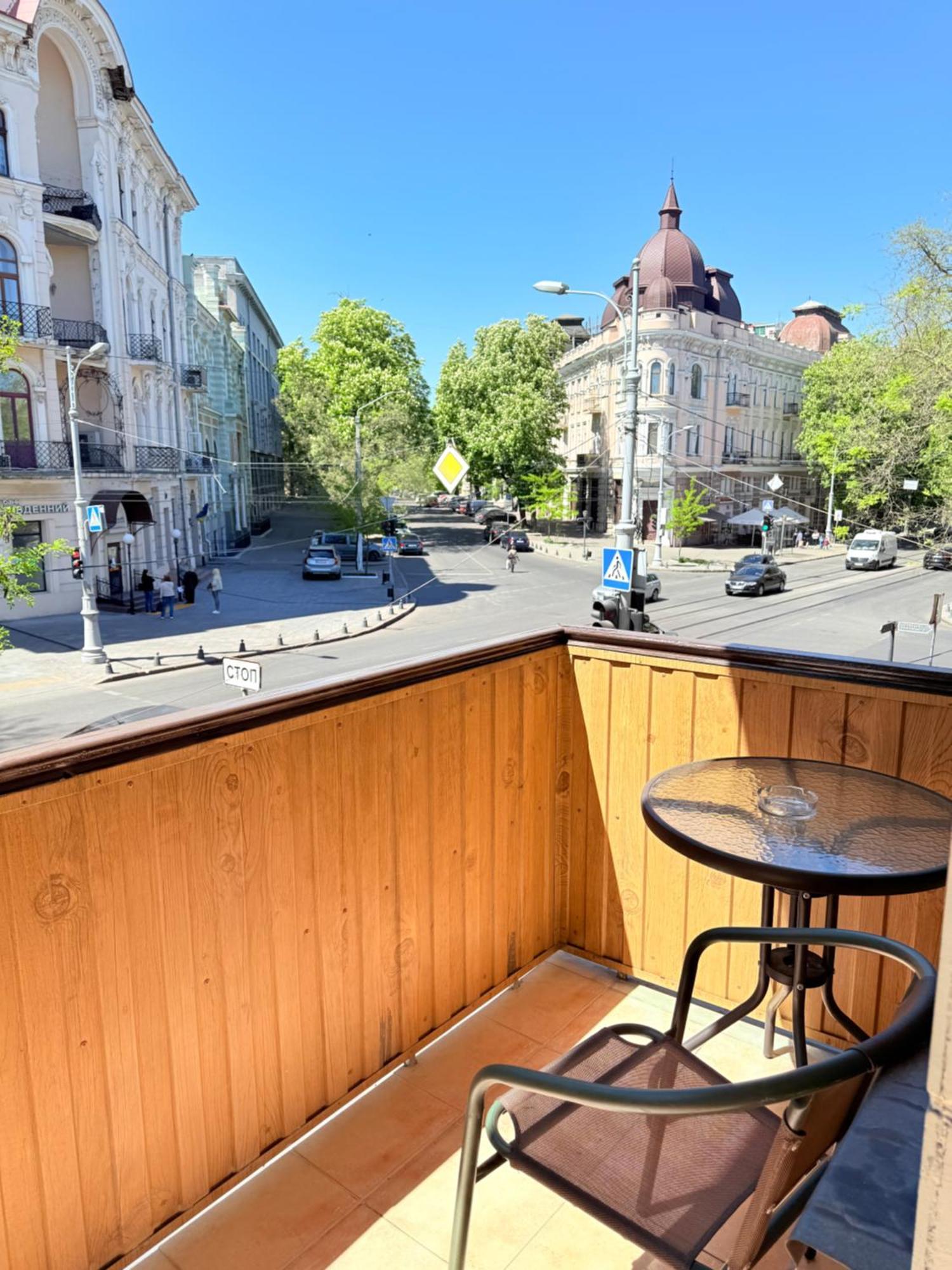 Светлая Квартира Appartamento Odessa Esterno foto