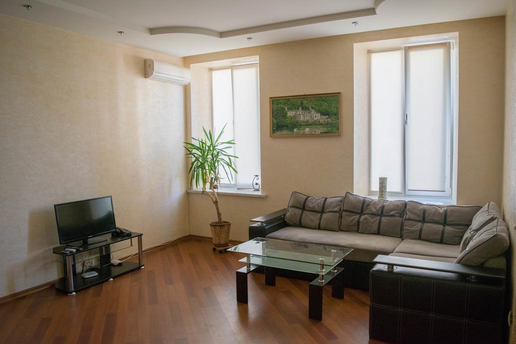 Светлая Квартира Appartamento Odessa Esterno foto